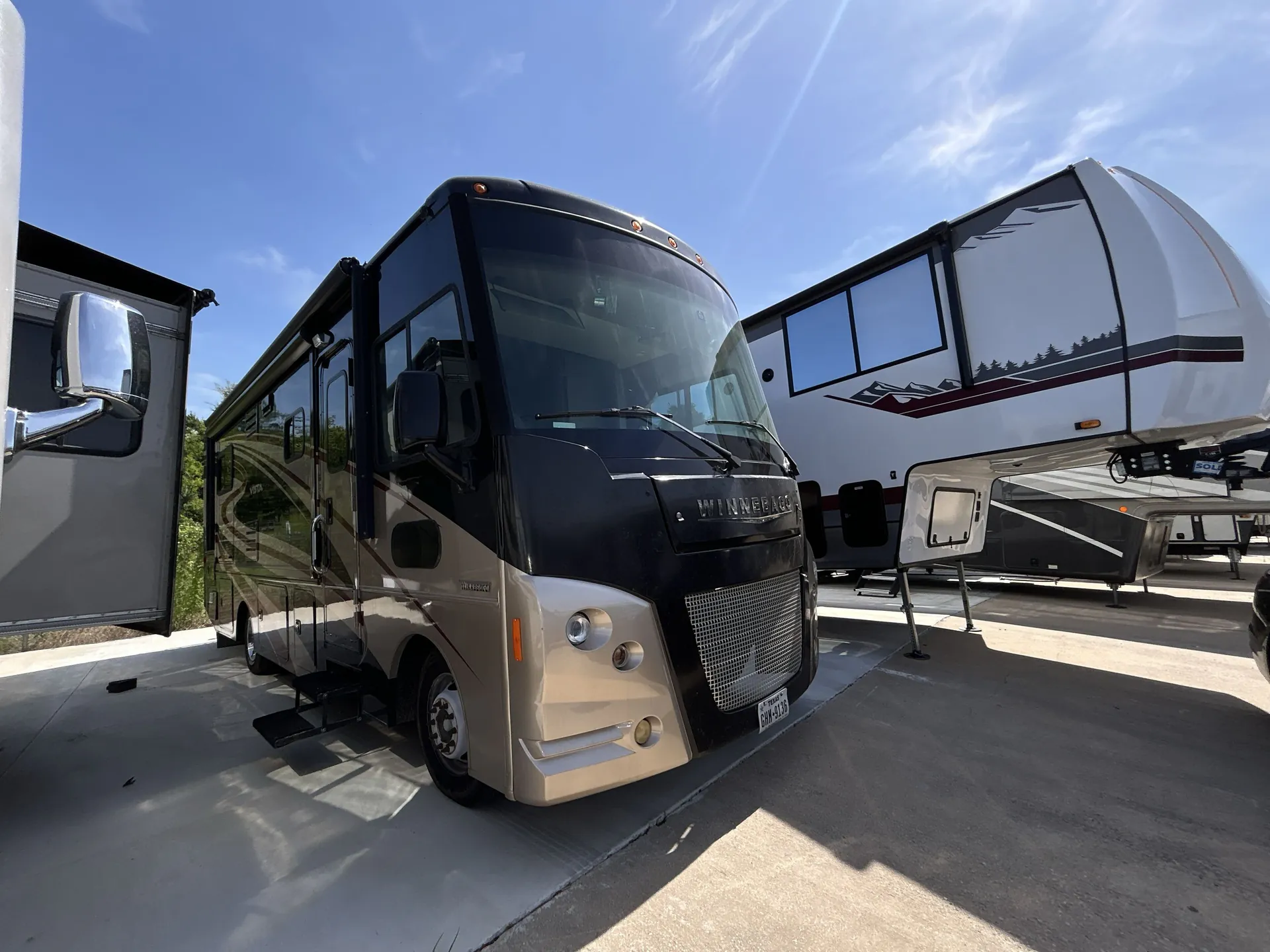 2015 Winnebago Vista 27N - Photo 2