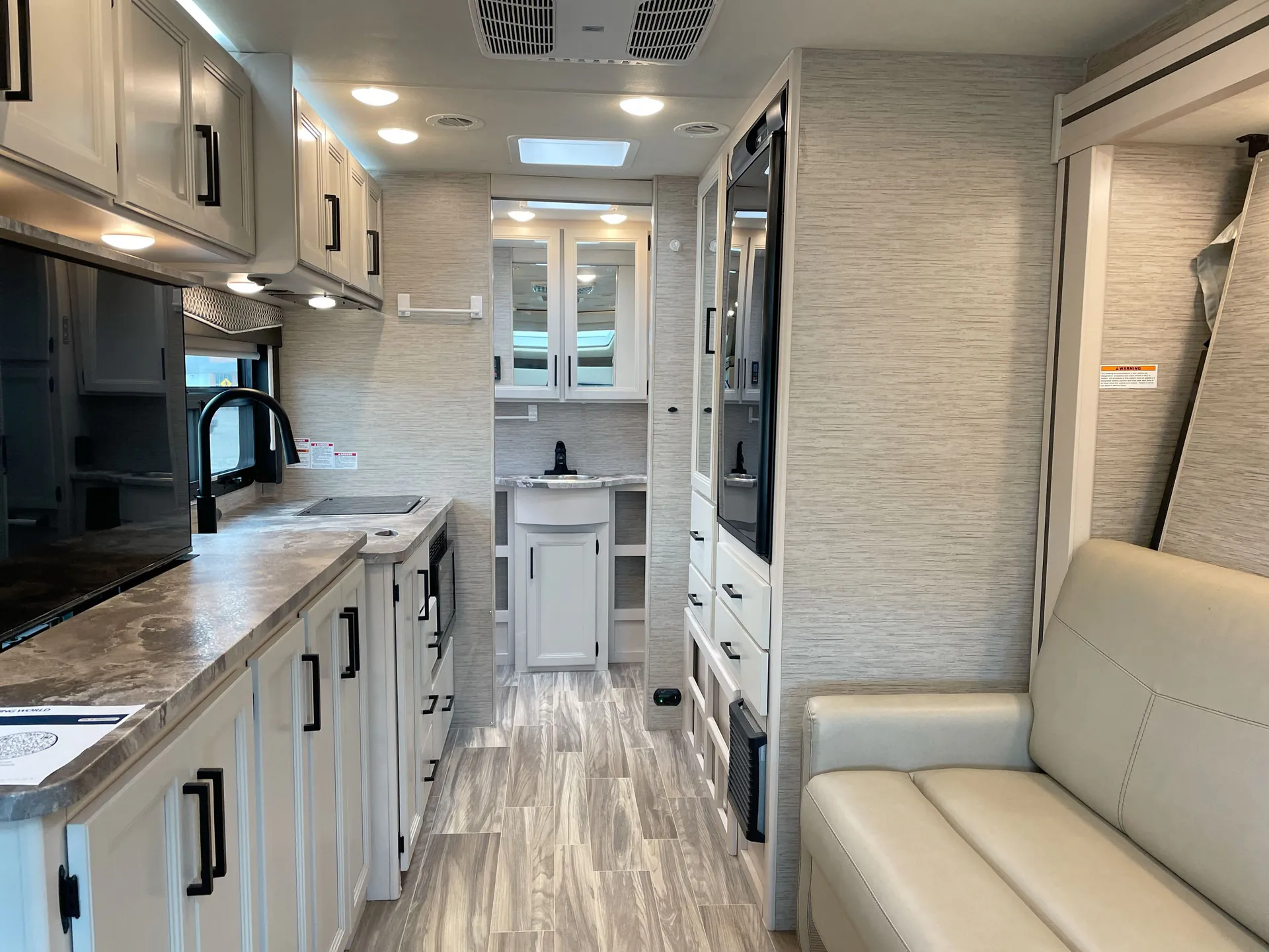 2022 Thor Motor Coach Gemini 23TE — living area main