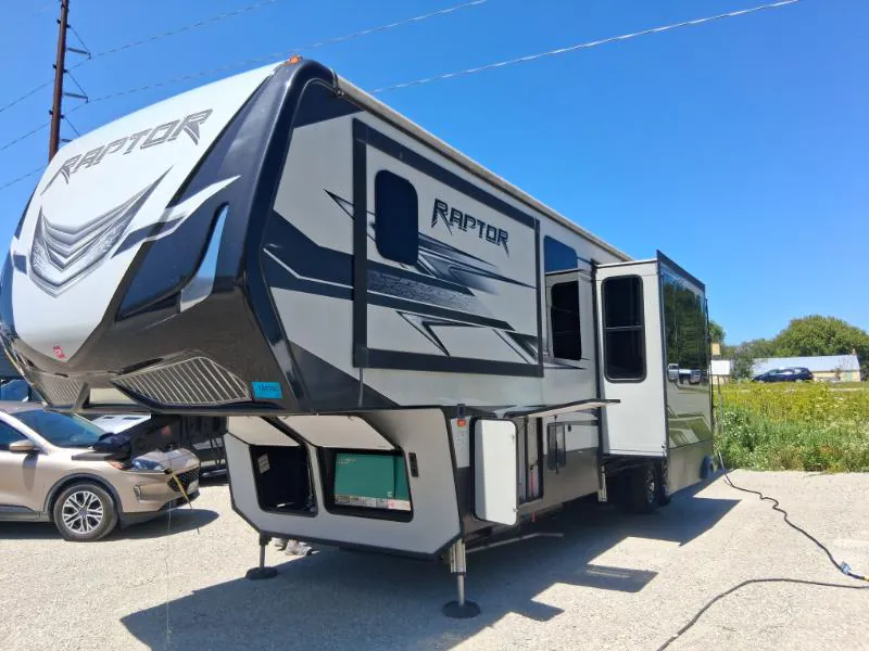 2017 Keystone Raptor 362 - Photo 2