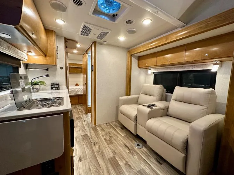 2019 Tiffin Motorhomes Wayfarer Used    25 QW - Photo 2