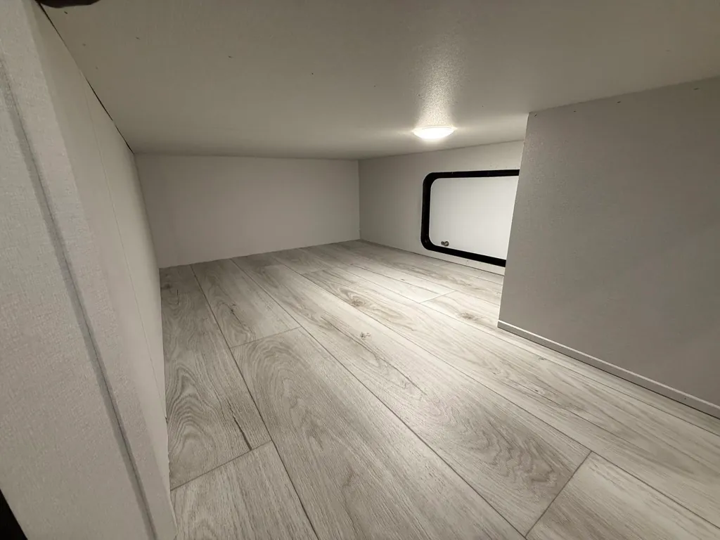 2027 East to West Della Terra 280BH, Photos photo 13