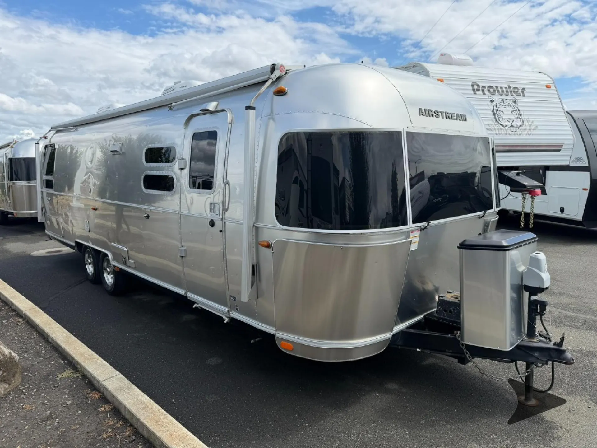 2019 Airstream International Serenity 30RB TWIN - Photo 2