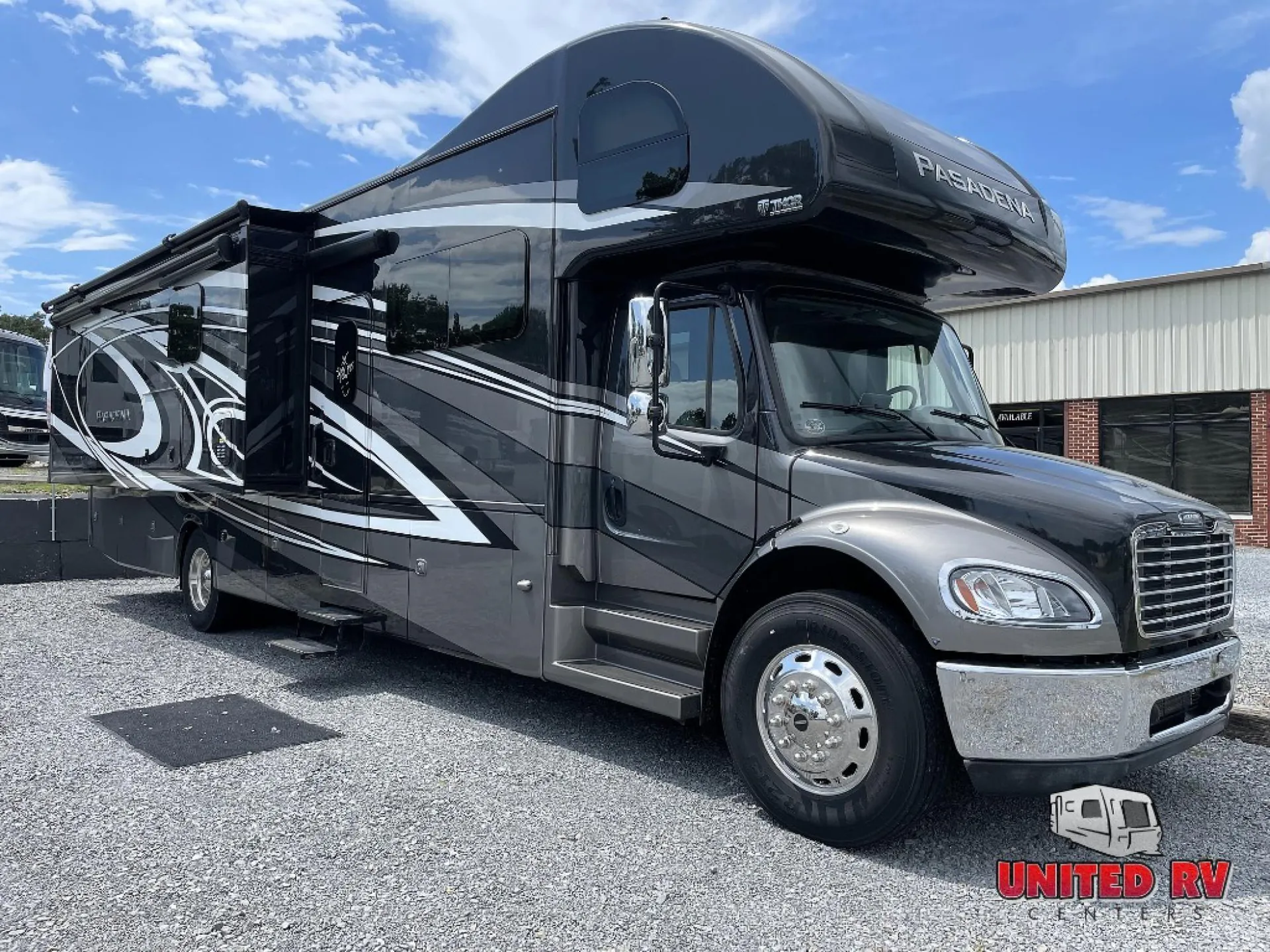 2023 Thor Motor Coach Pasadena 38FX - Photo 2