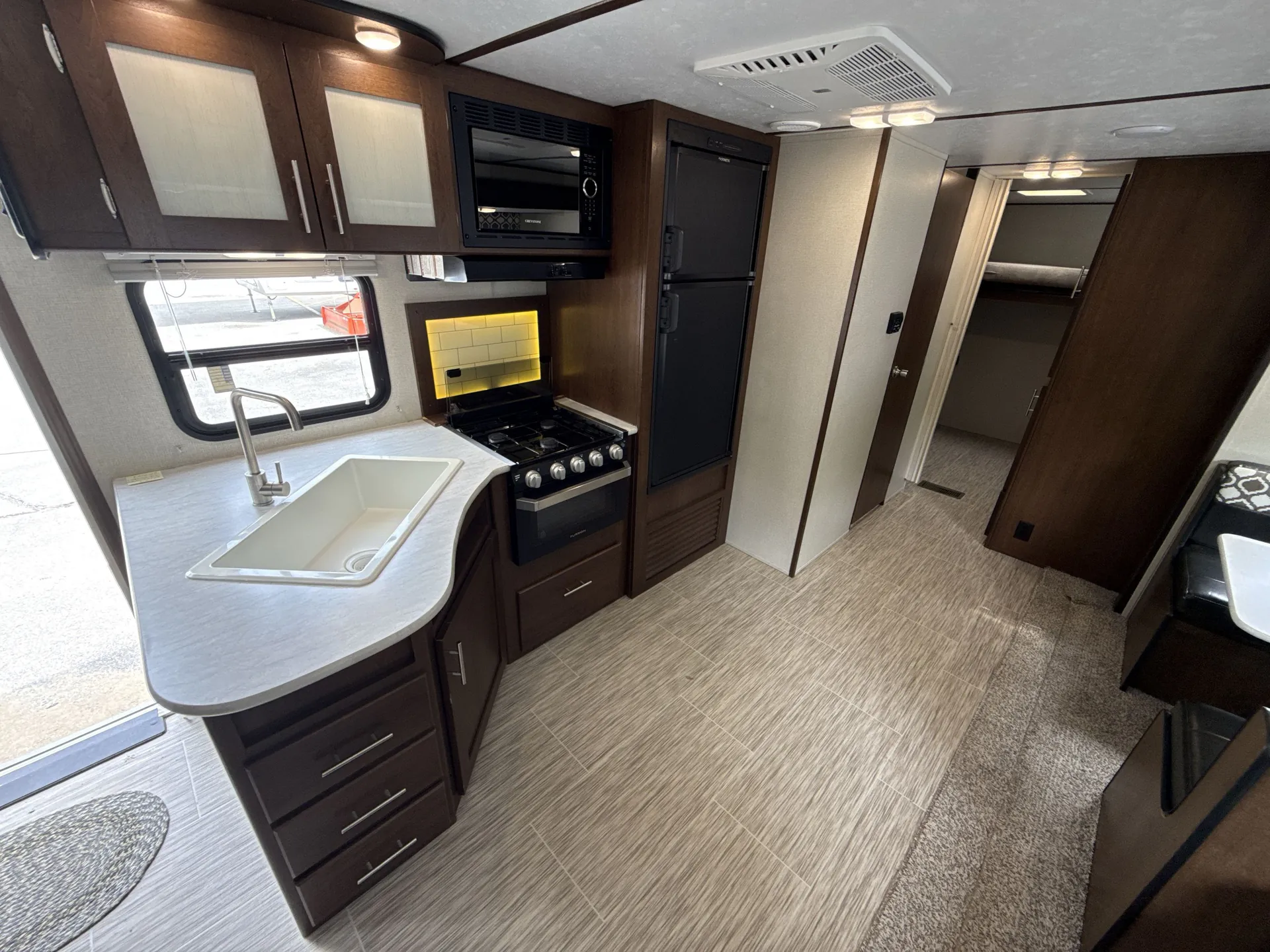 2019 Prime Time Avenger 29RBS — living area main