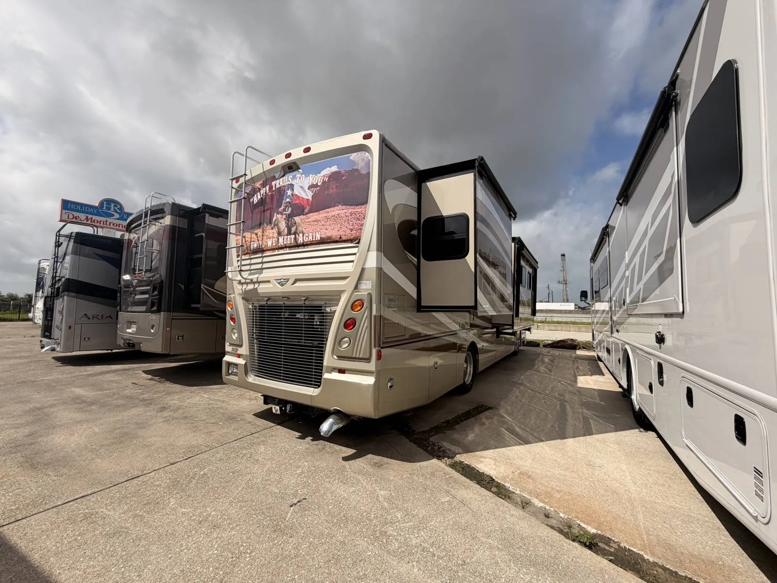 2012 Fleetwood EXPEDITION 36M - Photo 3