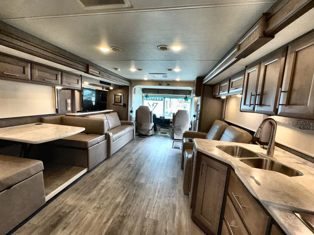 2022 Thor Motor Coach Challenger 35MQ, Photos photo 14