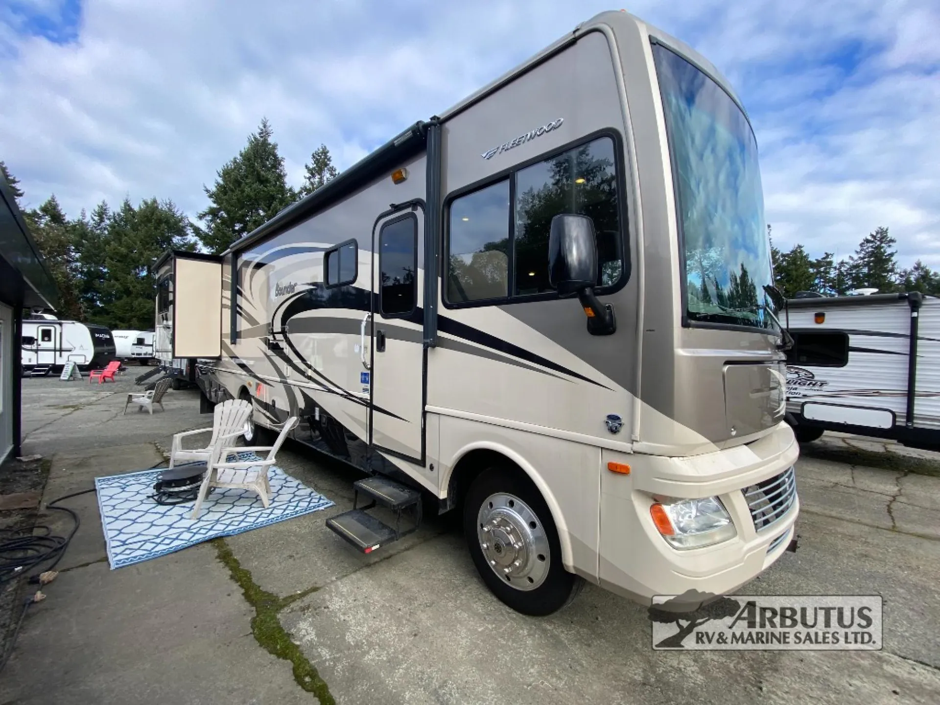 2014 Fleetwood Bounder 33C - Photo 4