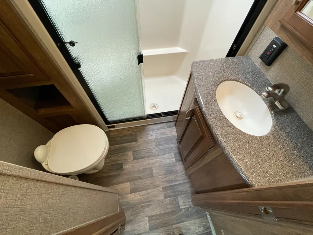 2015 Keystone Montana 3100RL, Photos photo 15