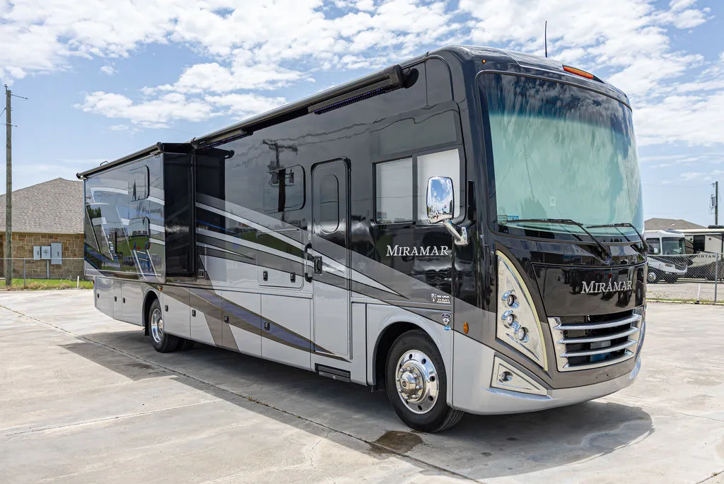 2024 Thor Motor Coach Miramar 37 - Photo 2