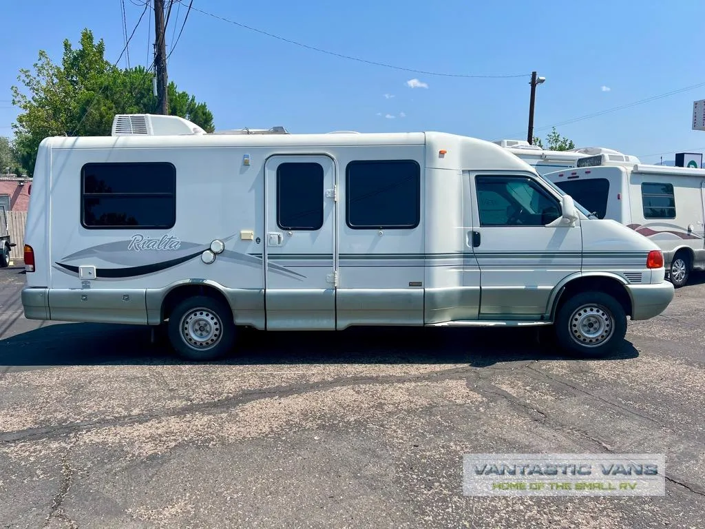 2001 Winnebago Rialta 22QB - Photo 4