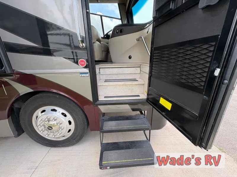 2019 Fleetwood Discovery LXE 40D - Photo 4