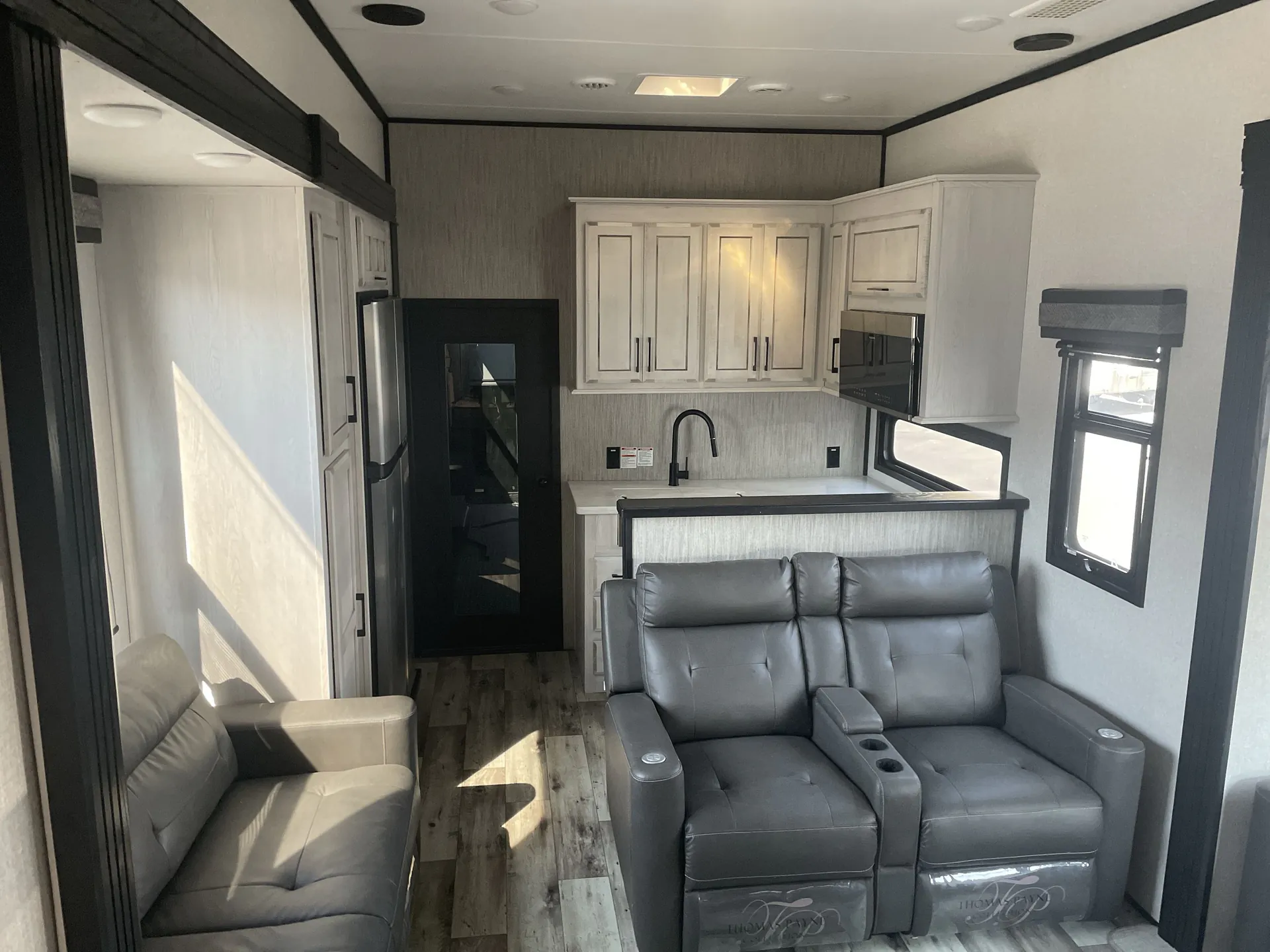 2022 K-Z Venom 4113TK — living area main