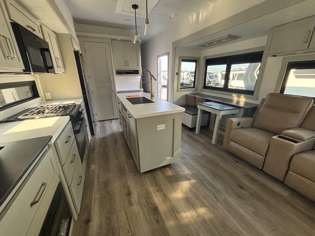 2026 Brinkley Model Z 3600, Photos photo 8