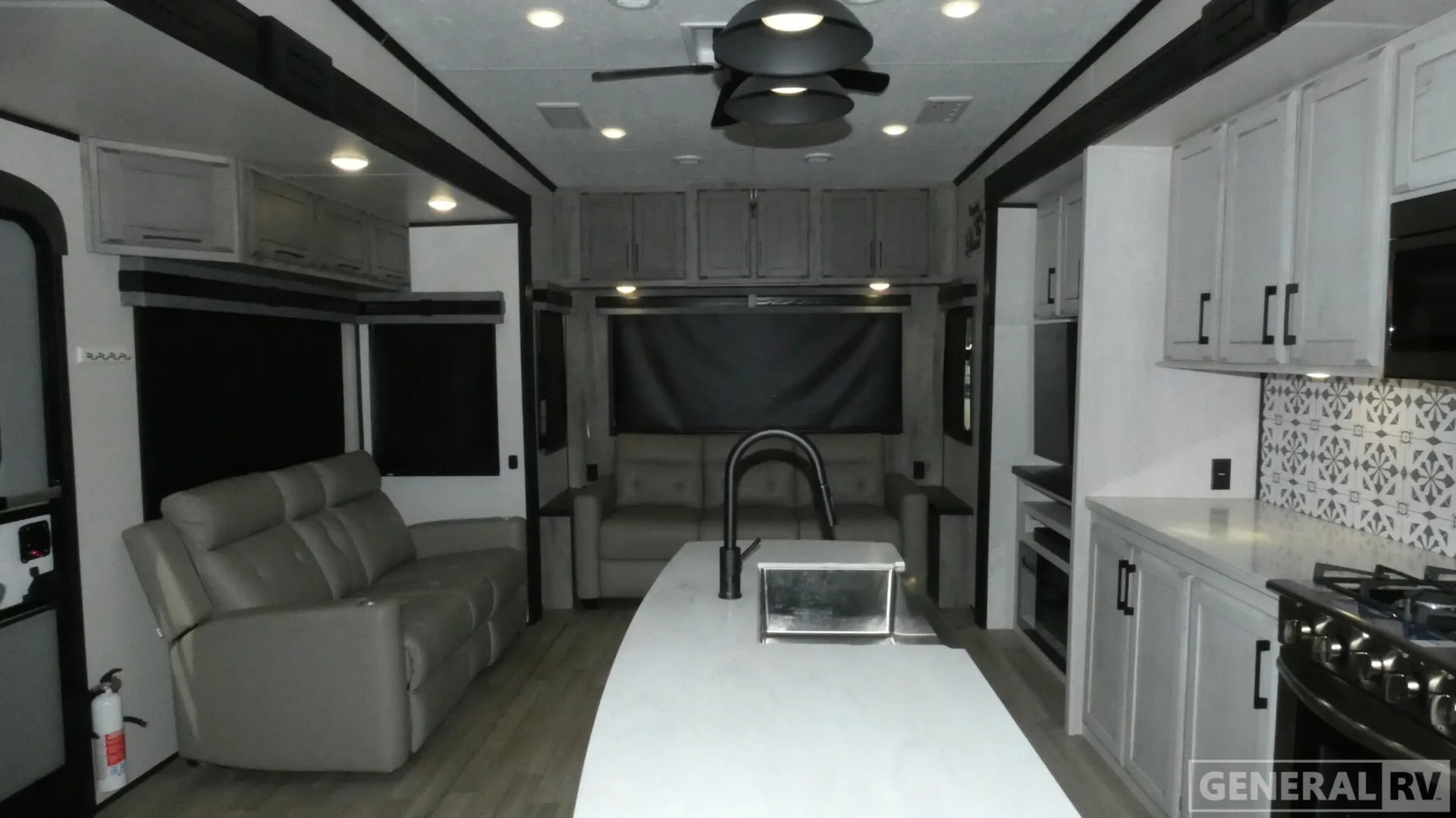 2023 KZ Durango Gold G383RLQ - Photo 3