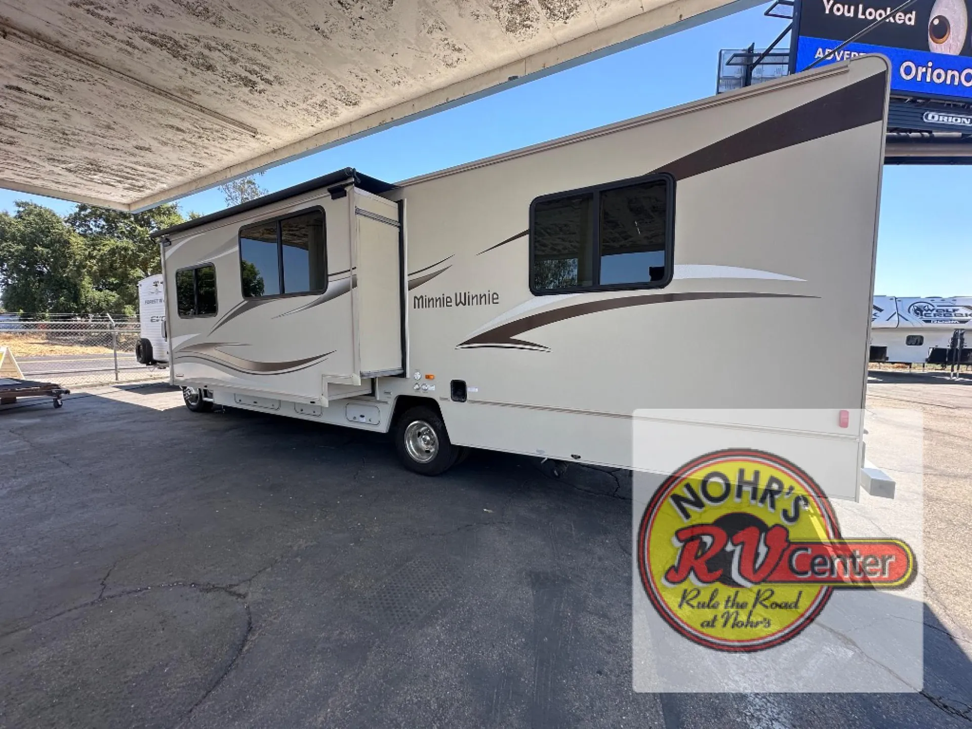 2015 Winnebago Minnie Winnie 31K - Photo 2