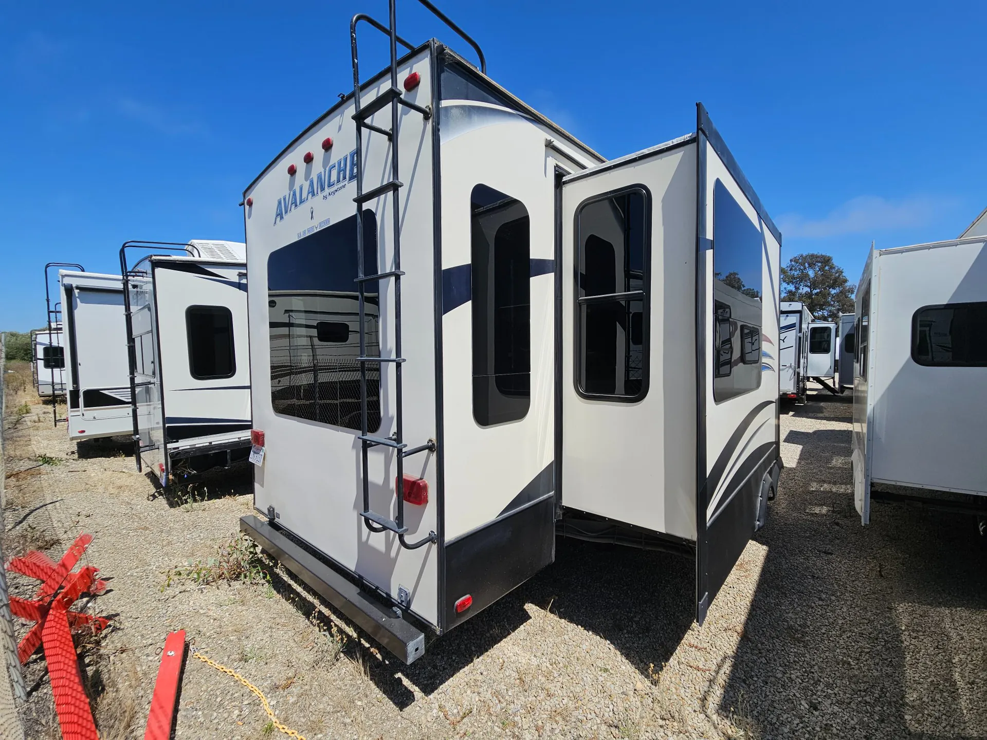 2014 Keystone Avalanche 295RL - Photo 3