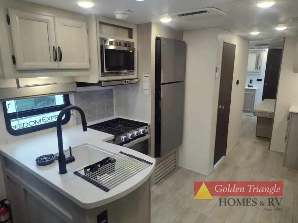 2027 Coachmen Catalina Legacy Edition 333DBDSCK, Photos photo 5