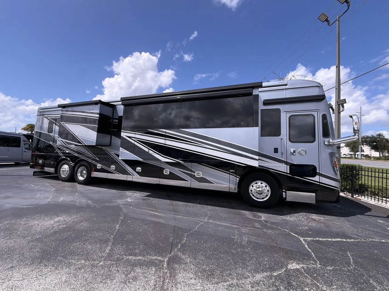 2025 Tiffin Zephyr 45 FZ - Photo 3