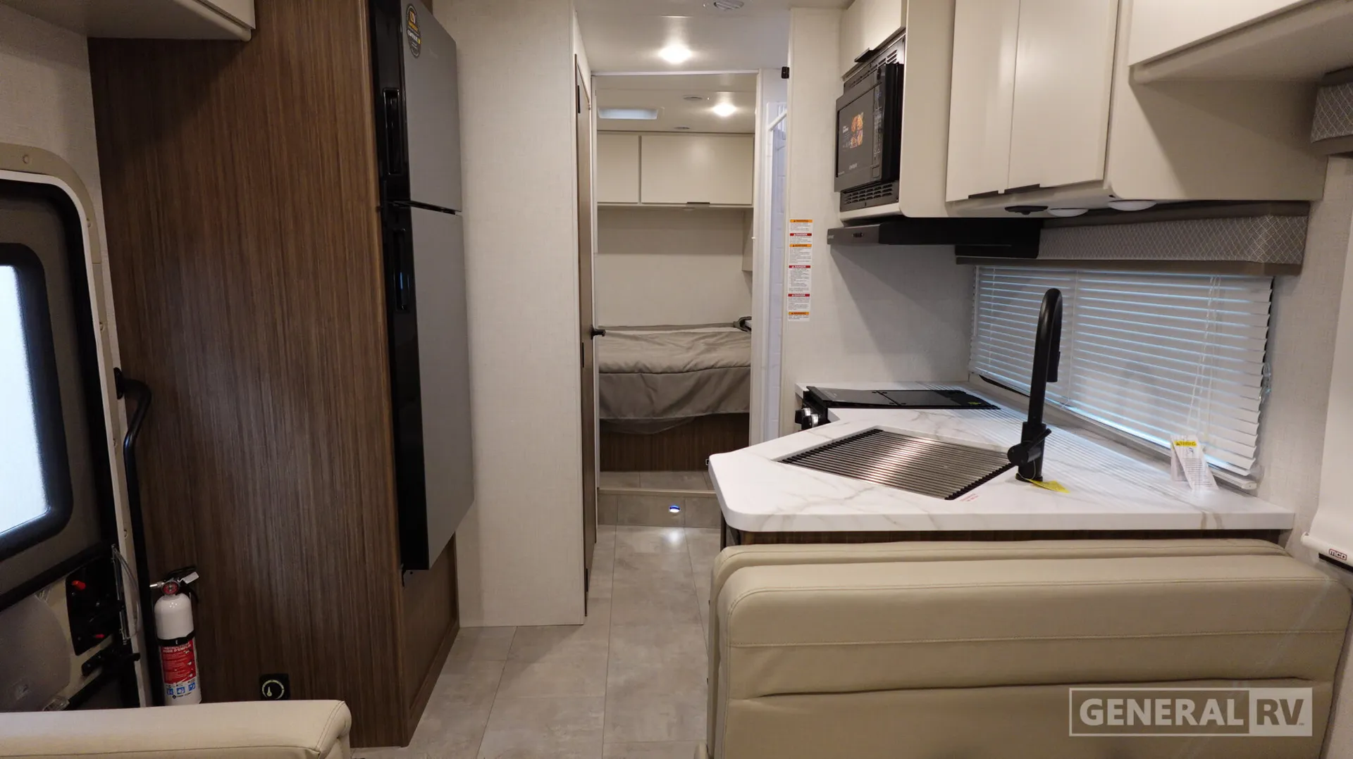 2027 Thor Motor Coach Pasadena SE SZ28 Chevy - Photo 3
