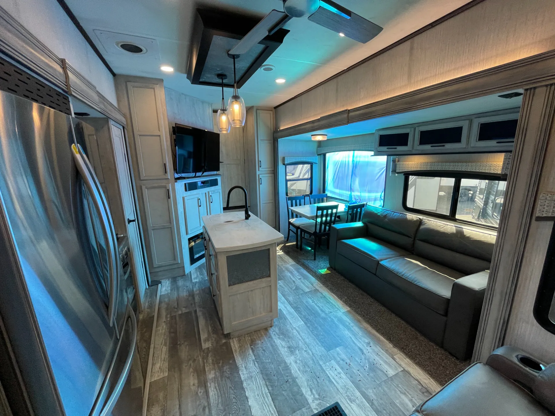 2022 Forest River Sandpiper Luxury 388BHRD - Photo 2