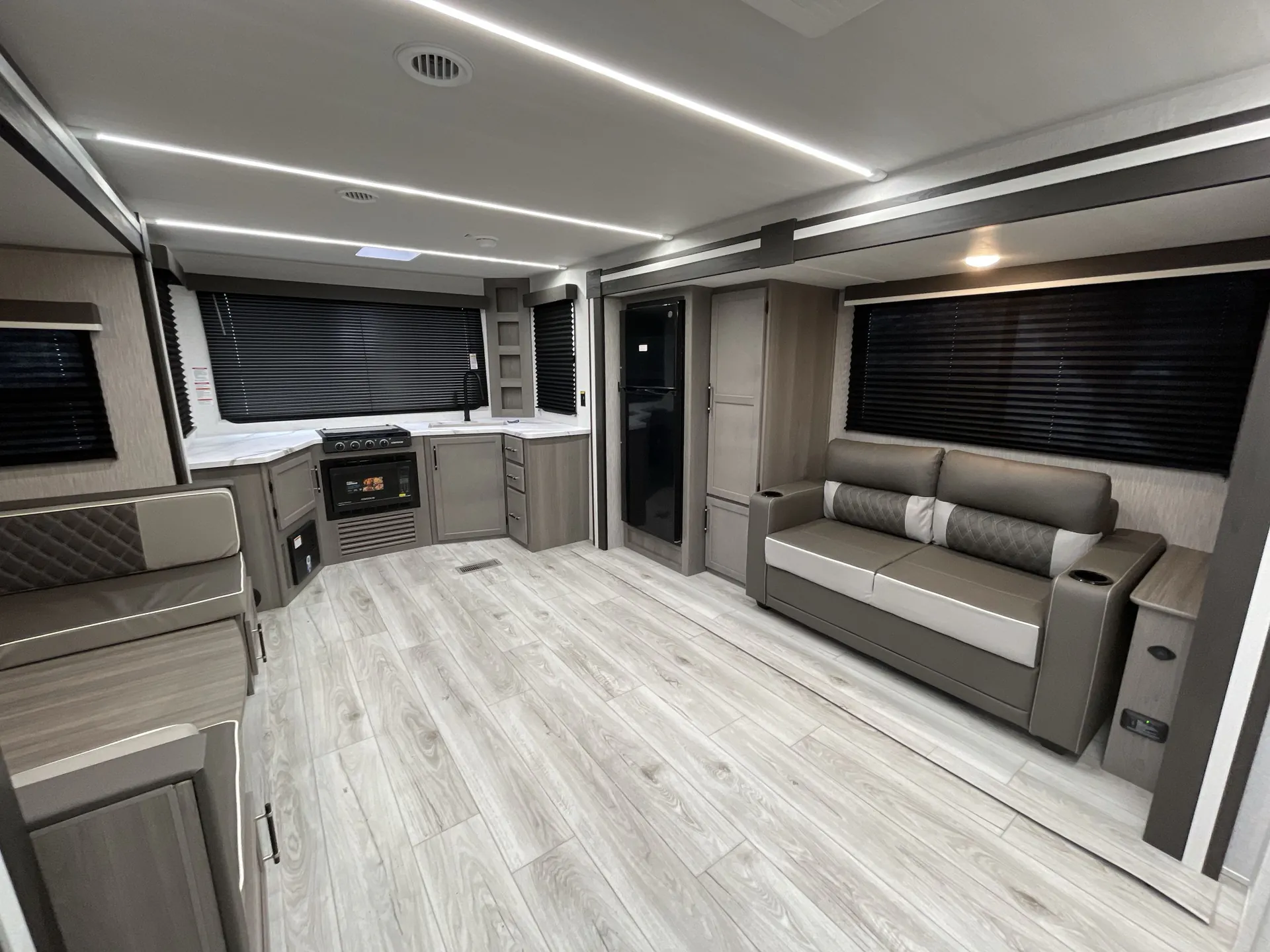 2025 Keystone Hideout East 28RKD — living area main