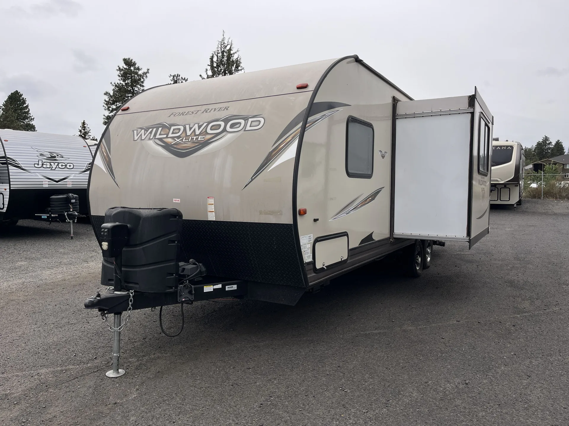 2019 Forest River Wildwood X-Lite 243BHXL — off campside