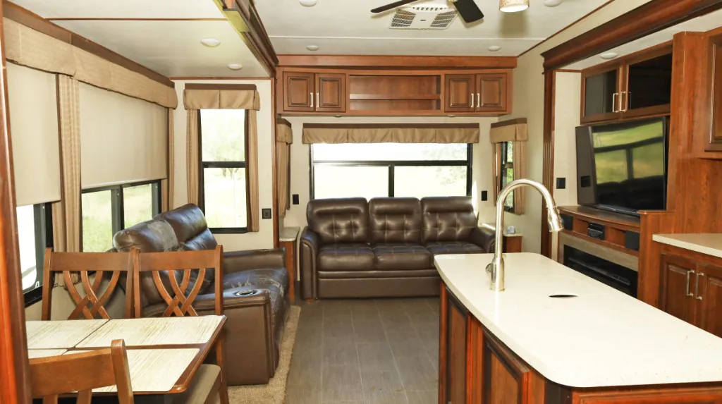 2018 Keystone Avalanche 321RS - Photo 3