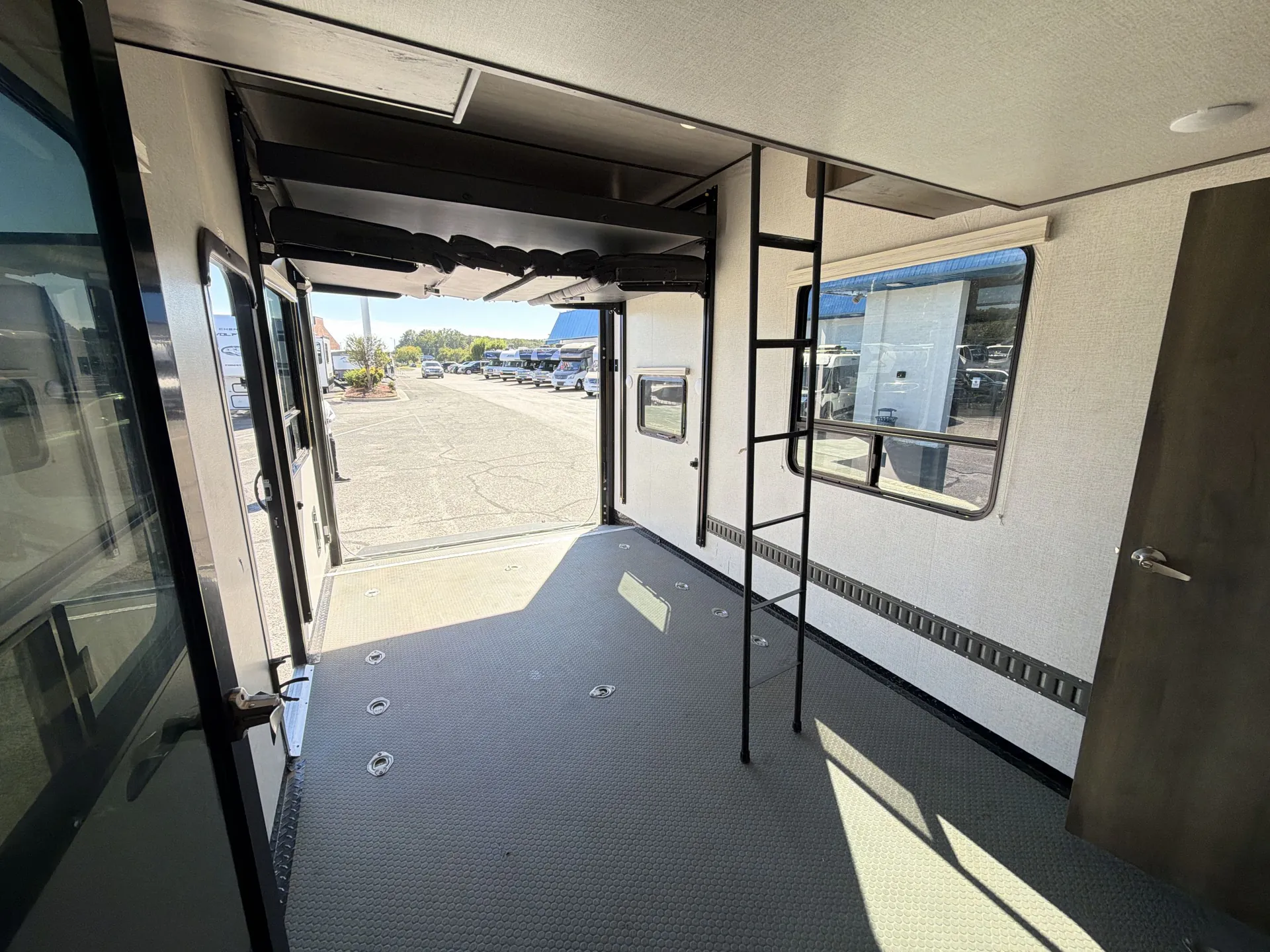 2020 Dutchmen Endurance 3956 — living area main