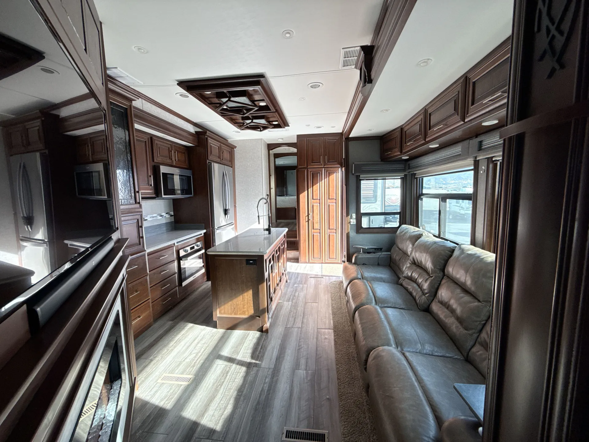 2019 DRV Full House LX455 — living area main