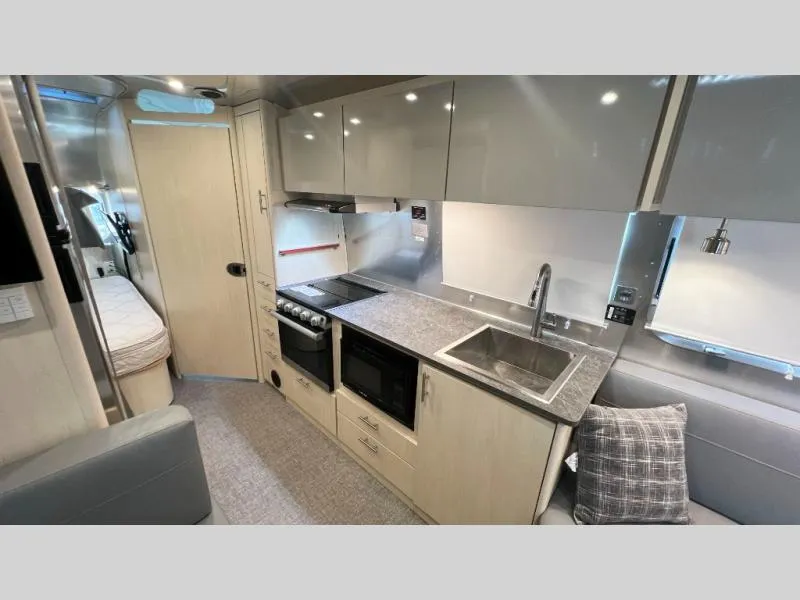 2022 Airstream Flying Cloud 30FB - Photo 2