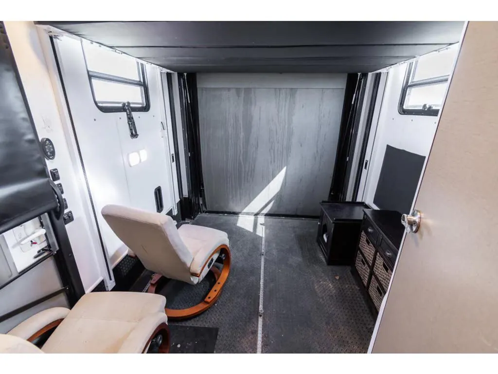 2015 Newmar Canyon Star 3921, Photos photo 23
