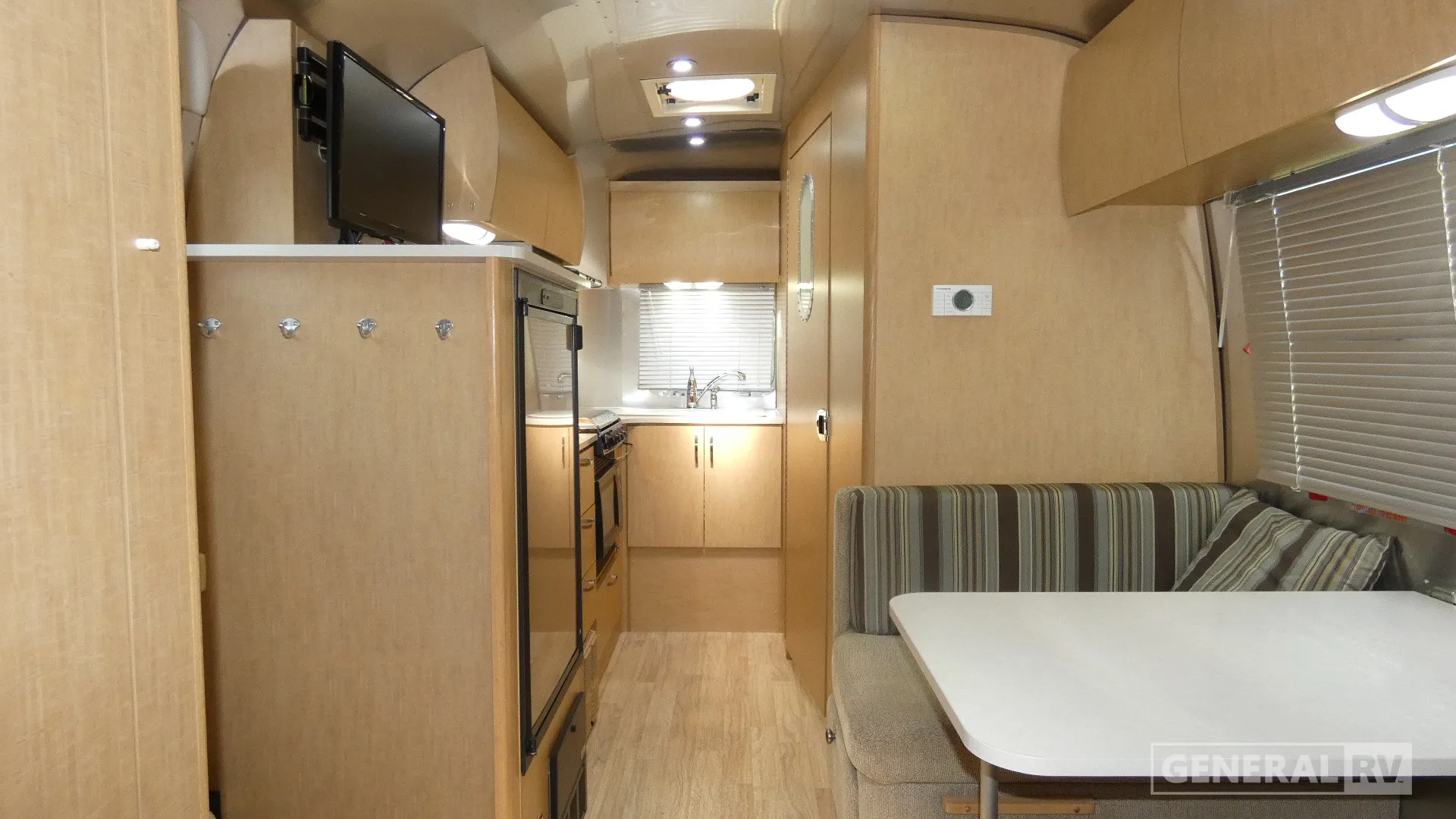 2012 Airstream Flying Cloud 20 - Photo 3