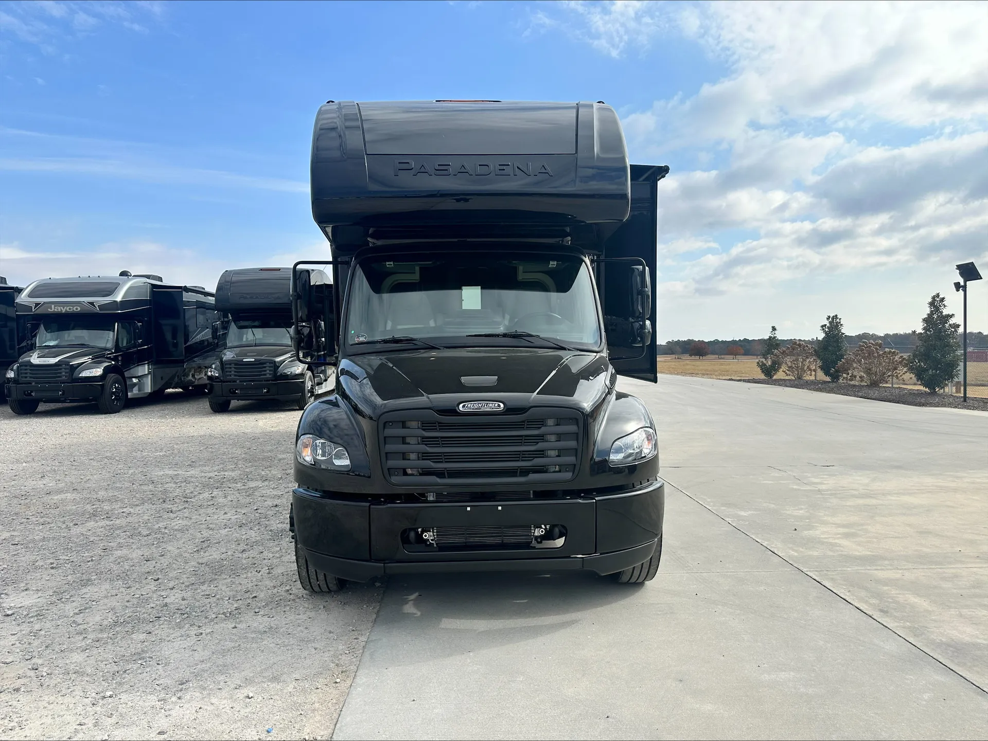 2026 Thor Motor Coach Pasadena 34XG - Photo 3