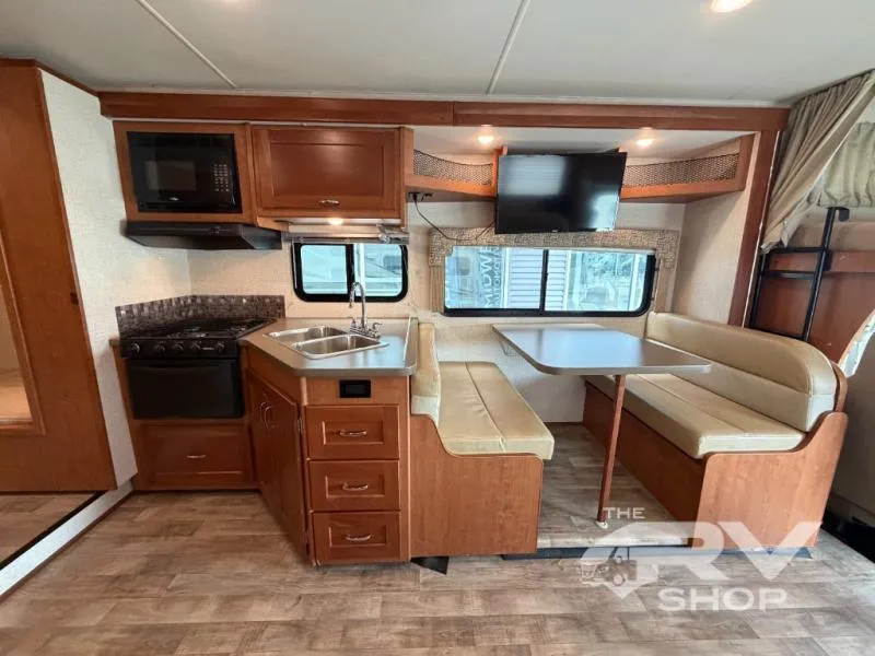 2017 Winnebago Minnie Winnie 31G - Photo 4
