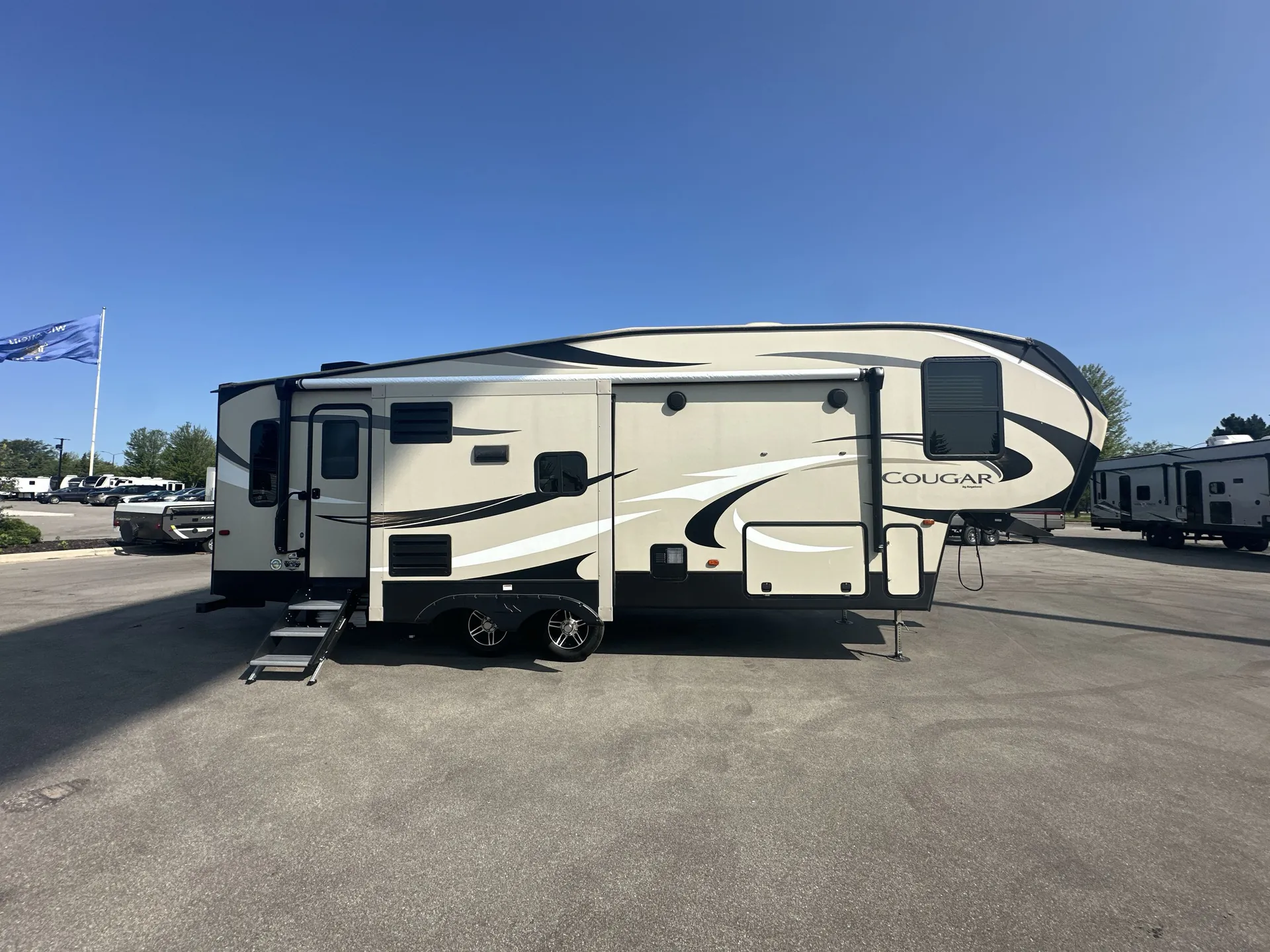 2019 Keystone Cougar Half-Ton 27RLS — living area main
