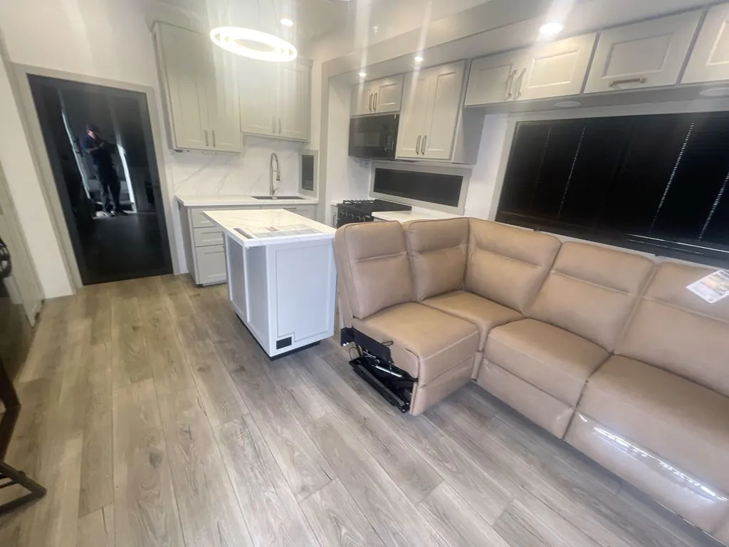 2026 Brinkley Model G 3950, Photos photo 5