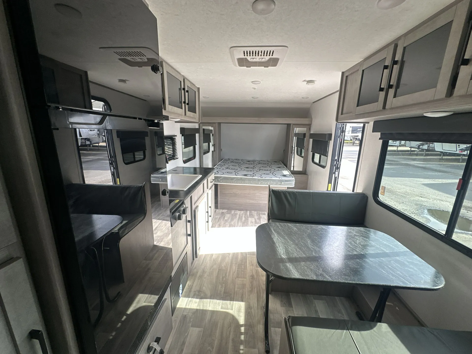 2023 Dutchmen Kodiak SE 22SBH — living area main