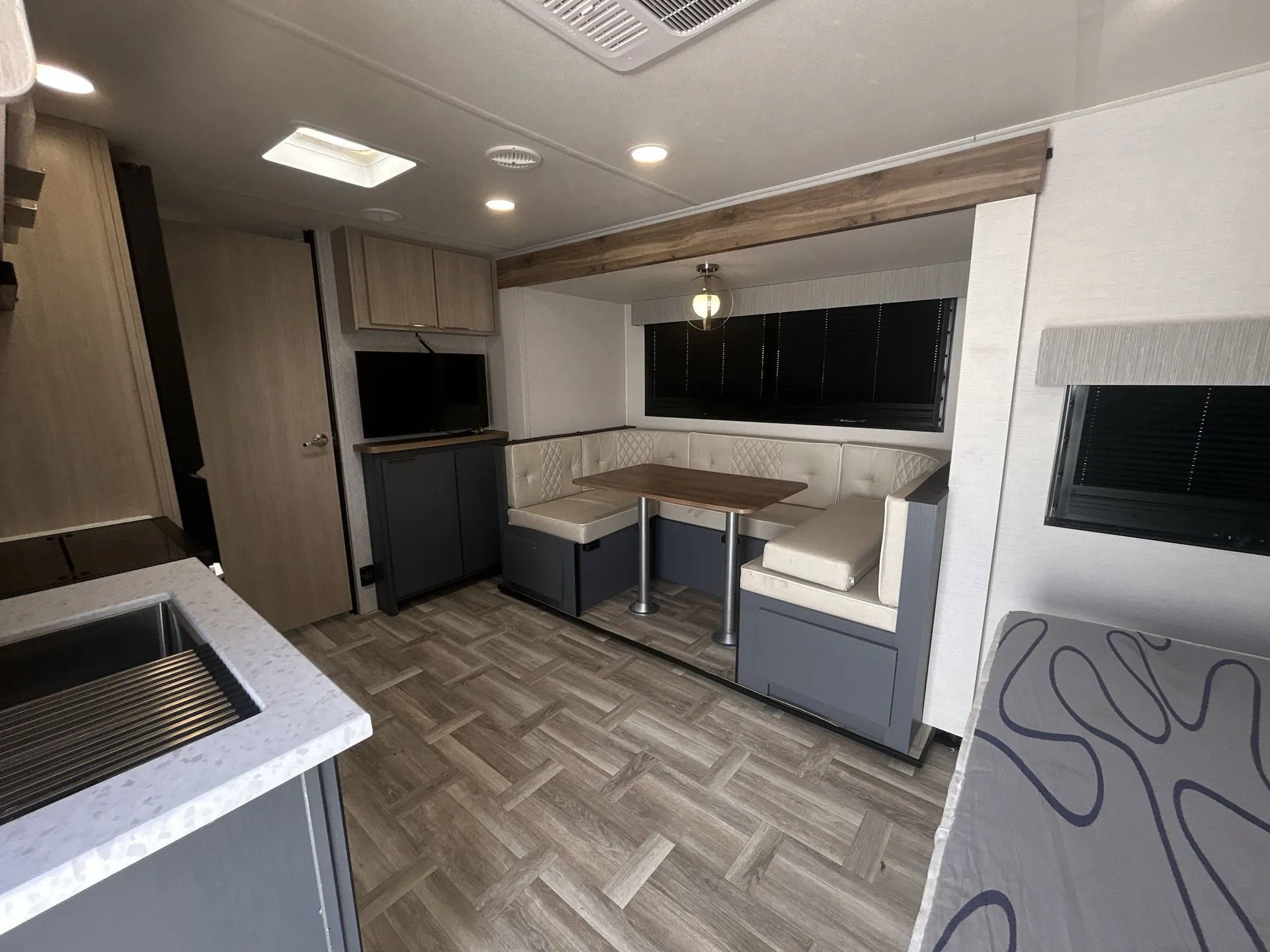 2025 Prime Time Tracer 190RB — living area main