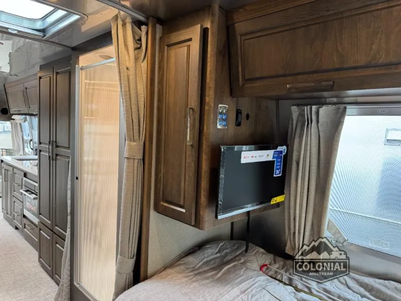 2026 Airstream Classic 30RB - Photo 3