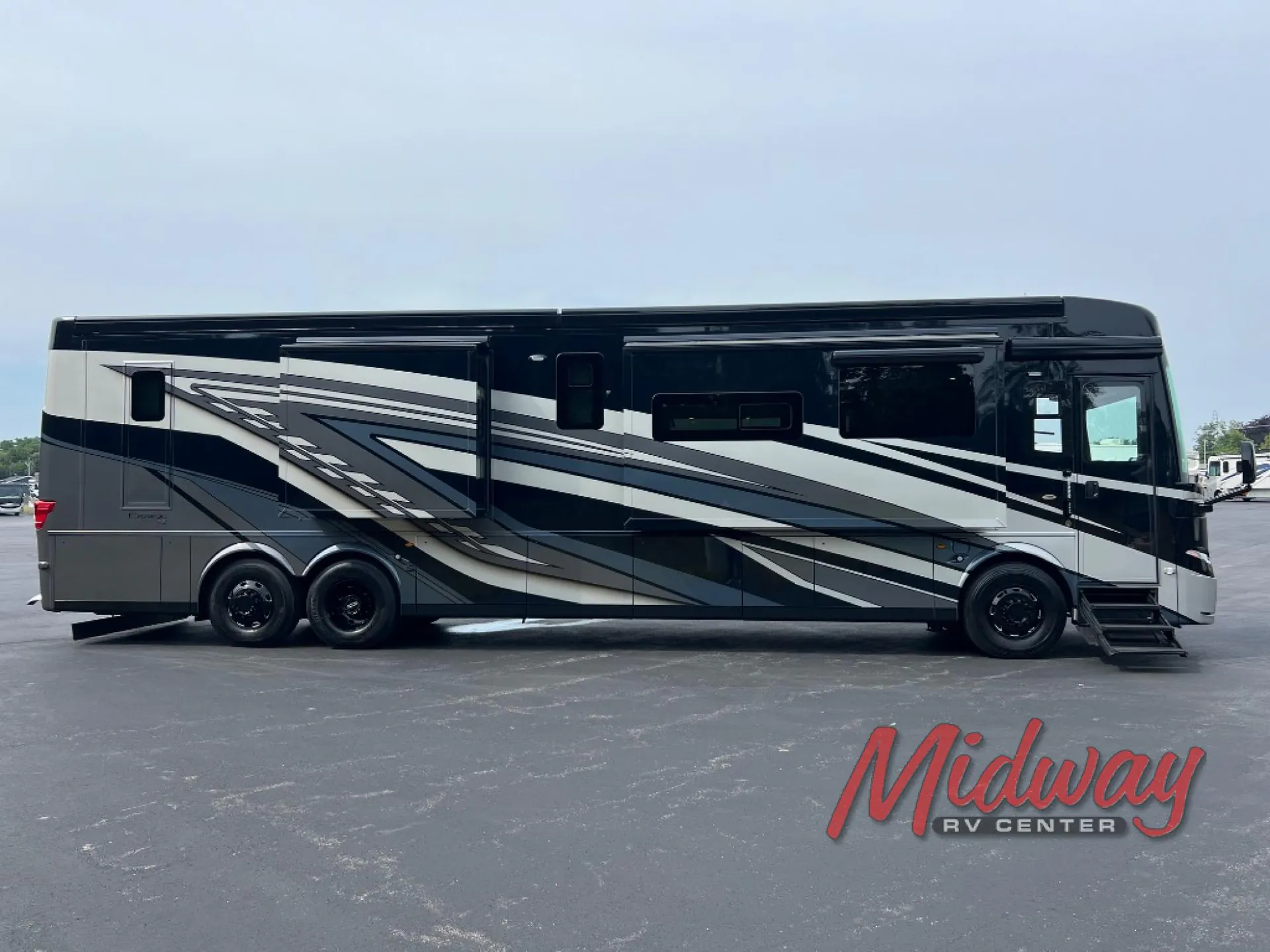 2025 Newmar Essex 4551 - Photo 2