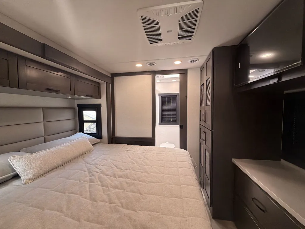 2027 Entegra Coach Accolade 37K, Photos photo 8