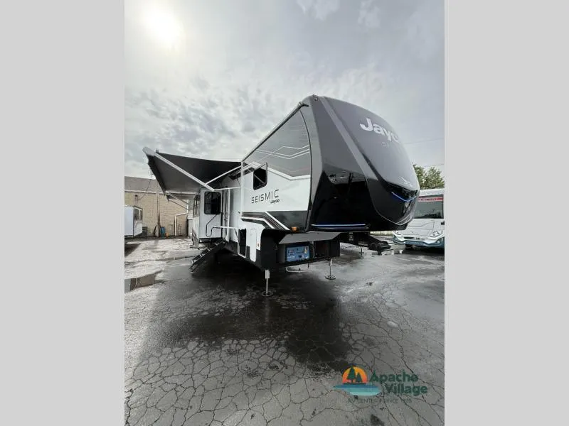 2026 Jayco Seismic 395 - Photo 2