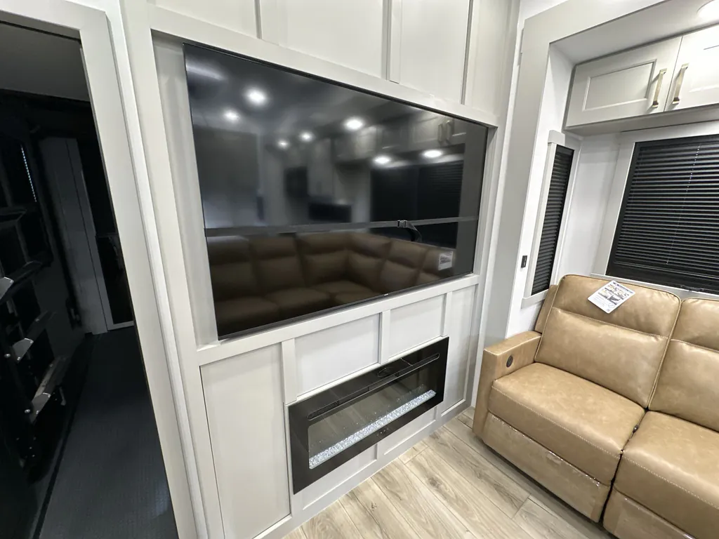 2026 Brinkley Model G 4150, Photos photo 15
