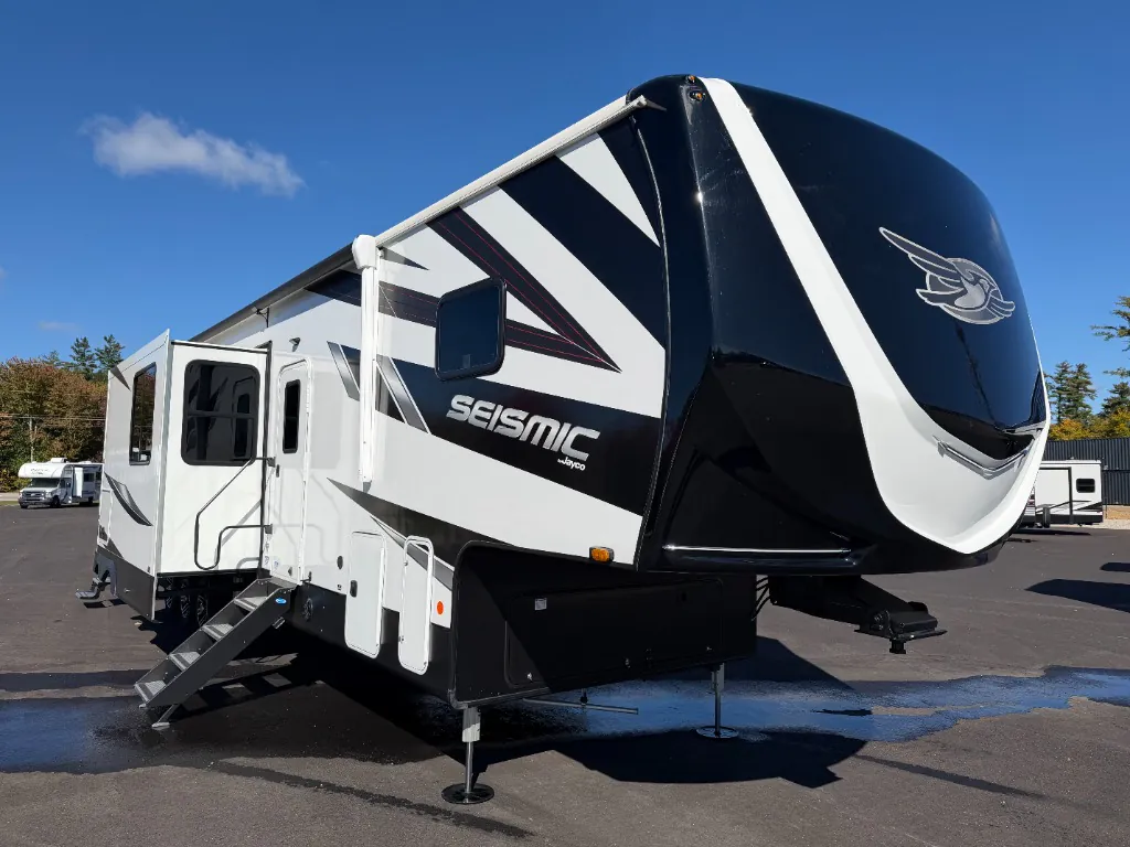 2025 Jayco Seismic 399 - Photo 2