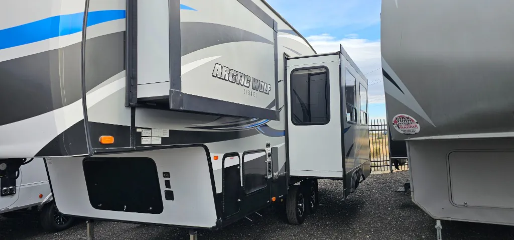 2018 Forest River Cherokee Arctic Wolf 265DBH8 - Photo 4