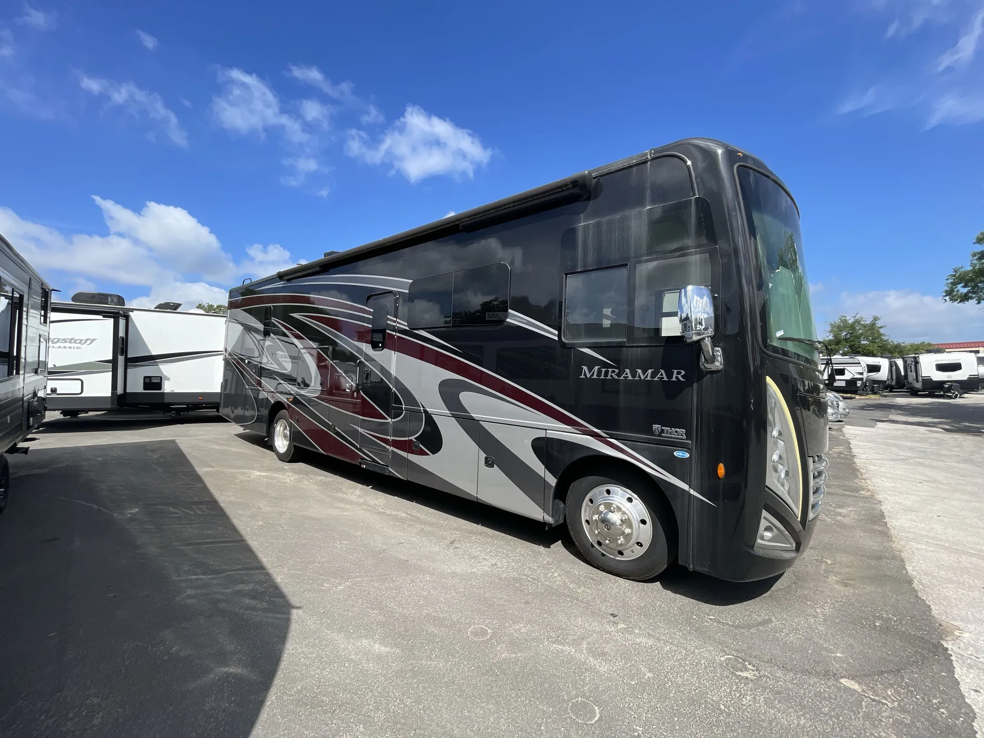 2022 Thor Motor Coach Miramar 34.6 - Photo 2