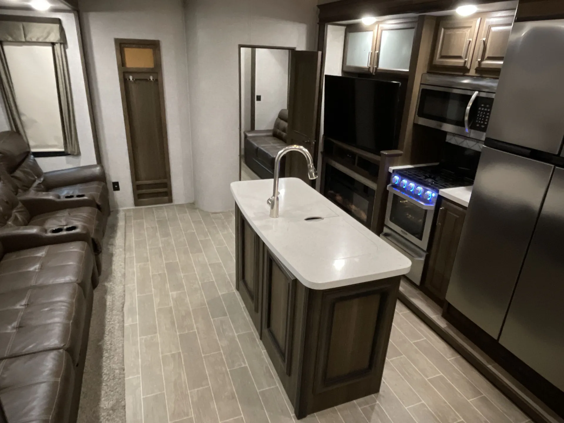 2019 Keystone Avalanche 396BH — living area main