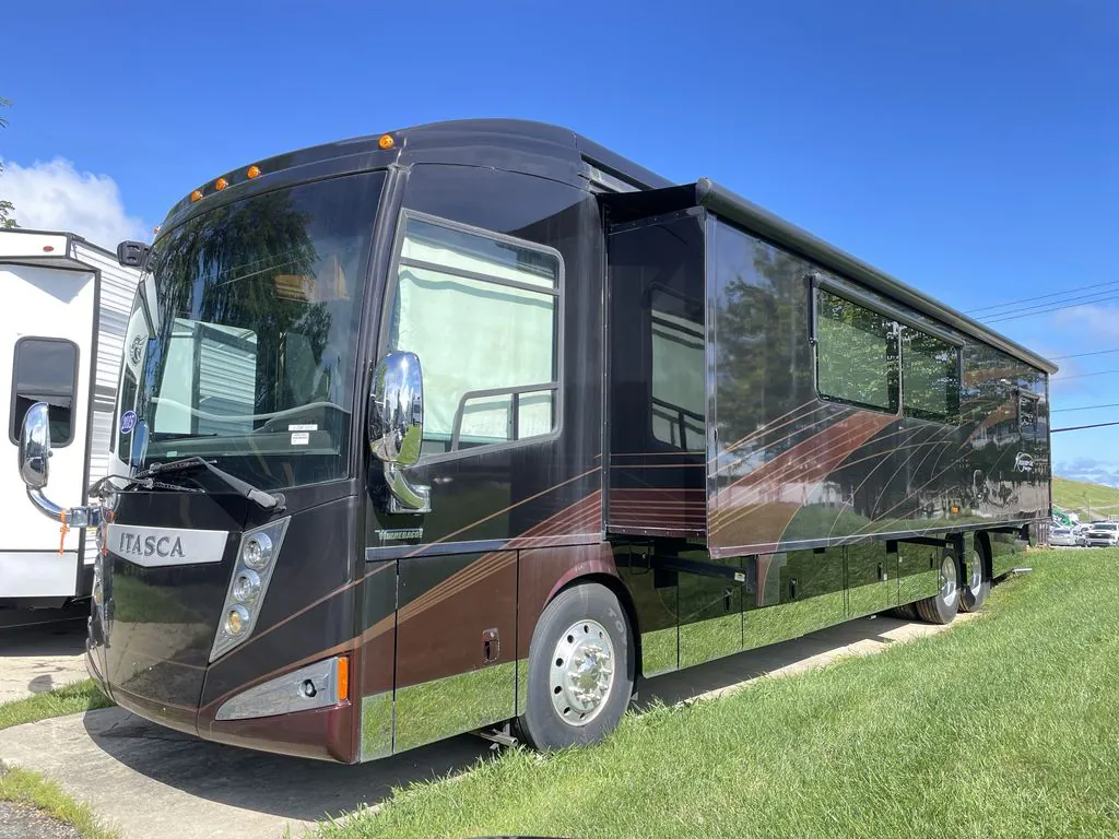 2015 Winnebago Ellipse Ultra 42HL - Photo 2