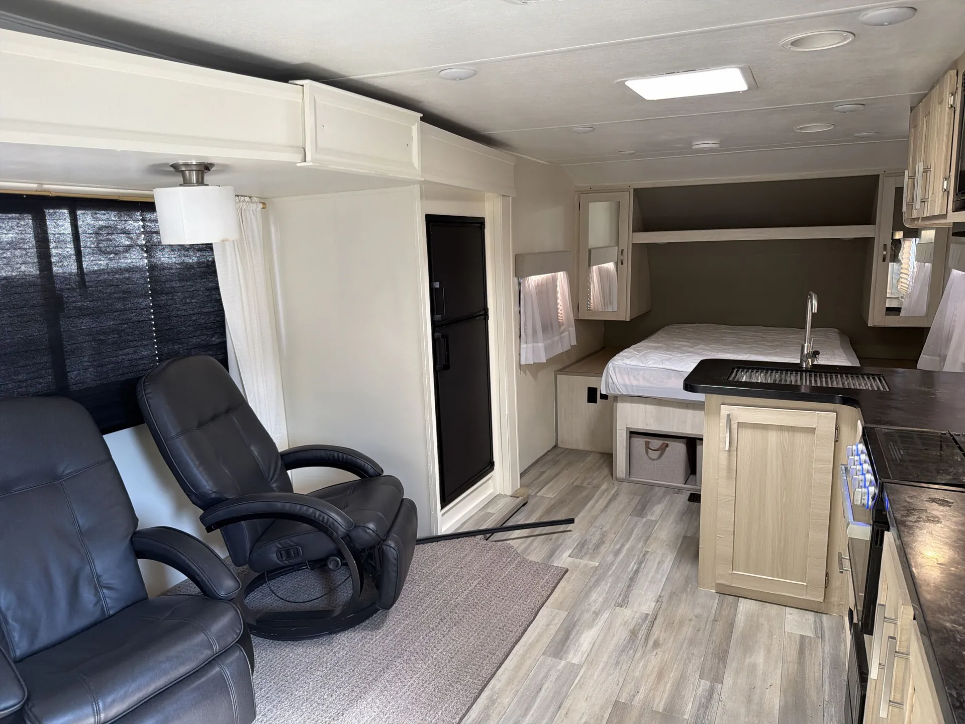 2021 Prime Time Tracer 22RBS — living area main