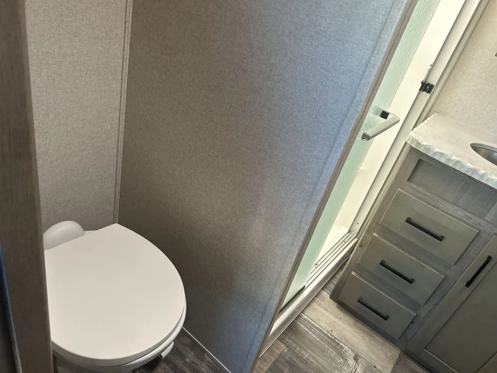 2020 Keystone Raptor 423, Photos photo 16